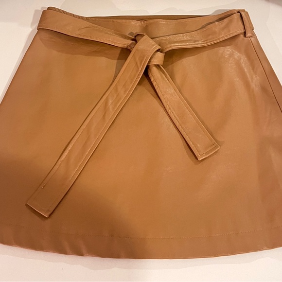 Code x Mode mini skirt - Picture 1 of 3